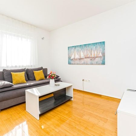 Summer Breeze Pool Apartments ノヴァリャ 部屋 写真