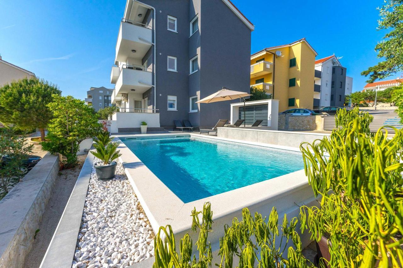 Summer Breeze Pool Apartments ノヴァリャ エクステリア 写真