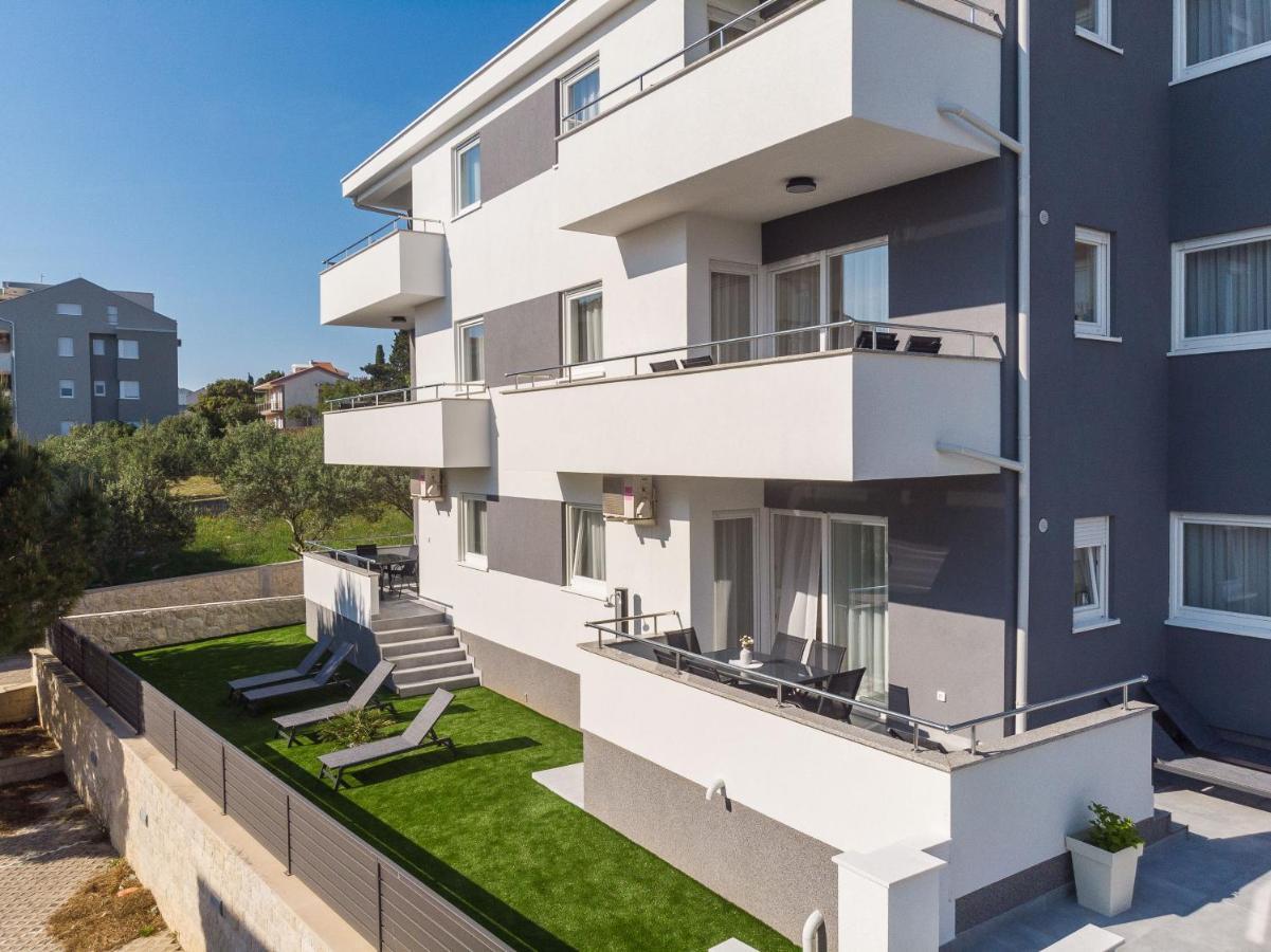Summer Breeze Pool Apartments ノヴァリャ エクステリア 写真