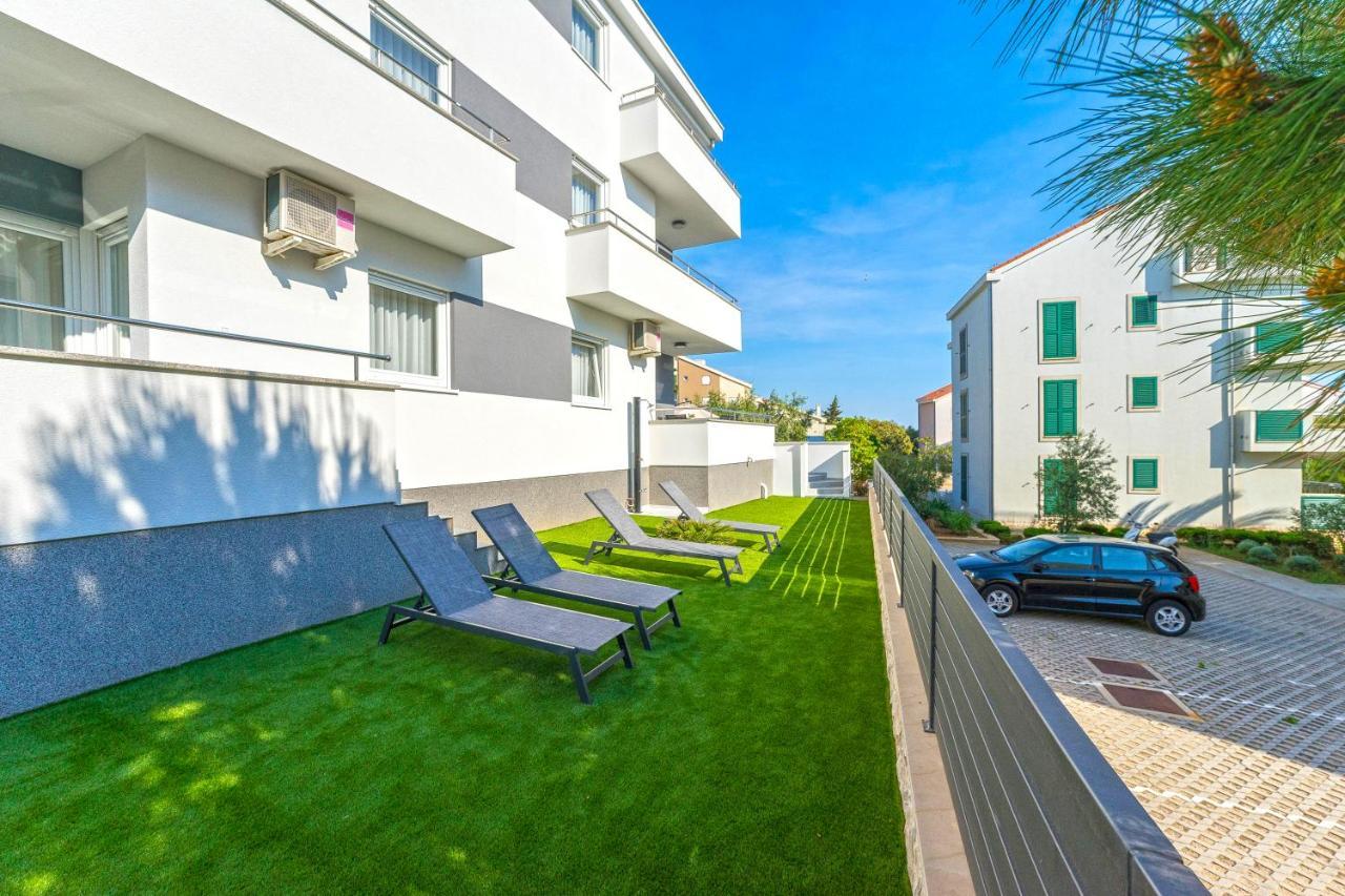 Summer Breeze Pool Apartments ノヴァリャ エクステリア 写真