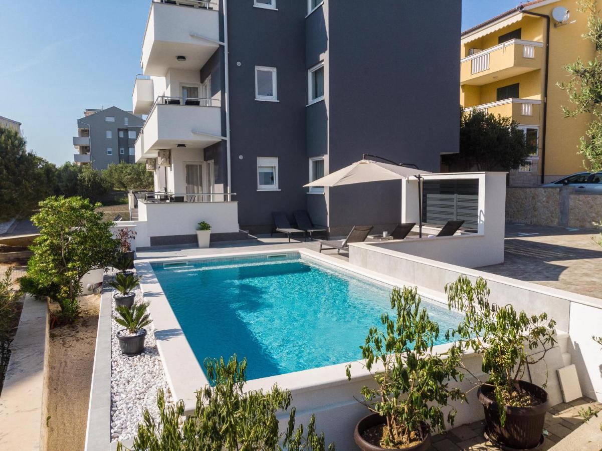 Summer Breeze Pool Apartments ノヴァリャ エクステリア 写真